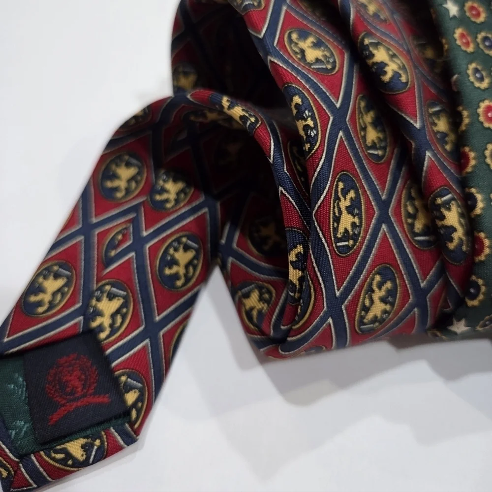Vintage Tommy Hilfiger Patterned Green and Red Men's Tie
